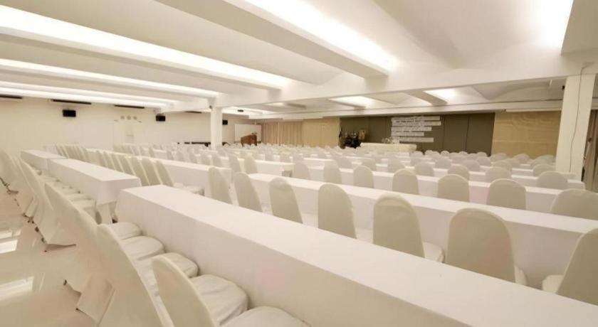 Отель The Regent Ubon Убонратчатхани Экстерьер фото